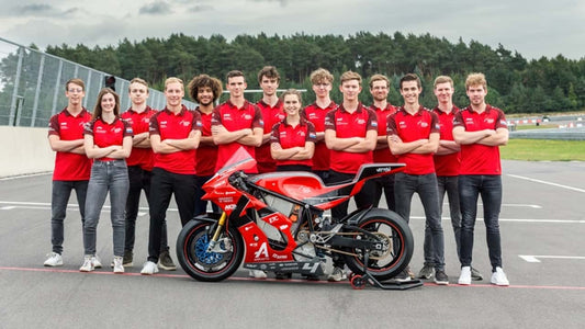 Estudiantes crean una supermoto eléctrica, ¡mira cómo arrasa en la pista de carreras!